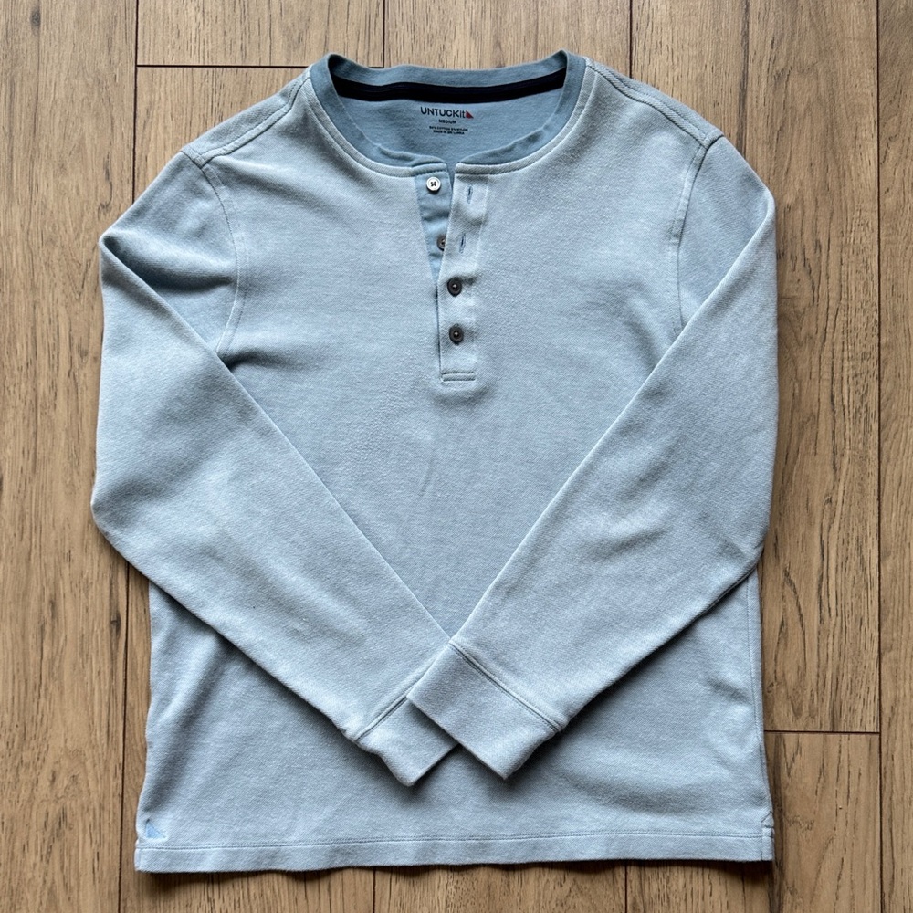 UNTUCKit Casciano Henley Men’s Long Sleeve Shirt Medium Light Blue Buttons
